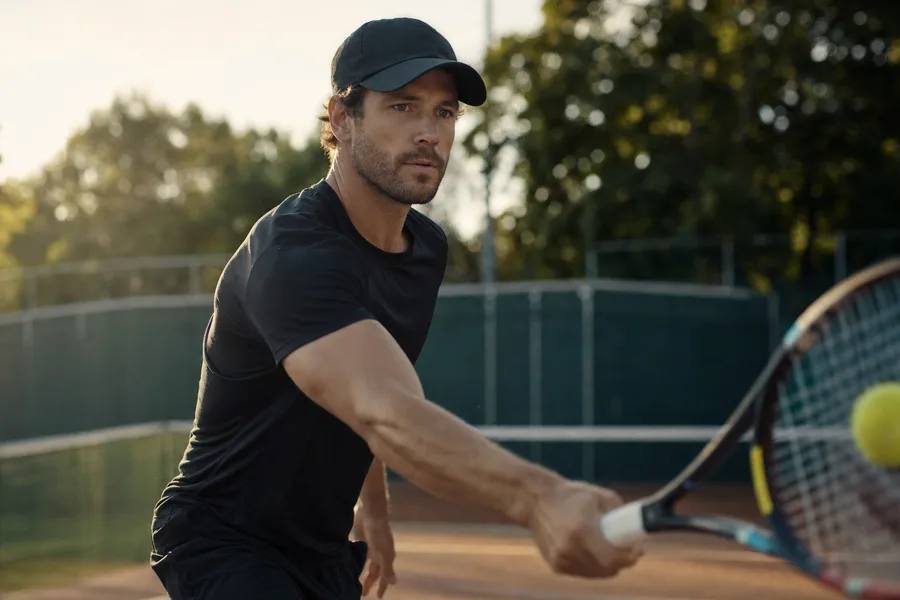 Mann beim Tennis spielen